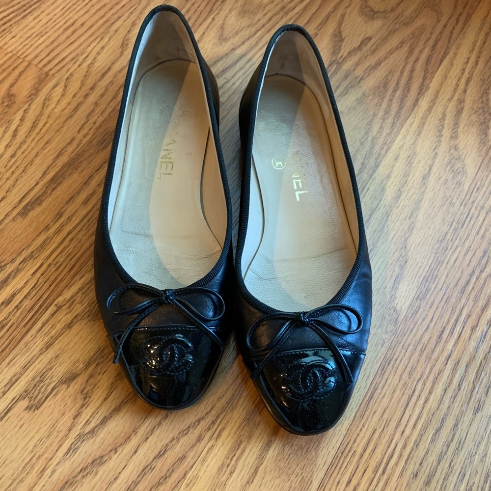 CHANEL black ballet flats